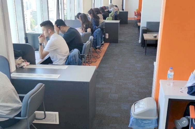 kızılay deneme kulübünde deneme sınavı yapan öğrenciler