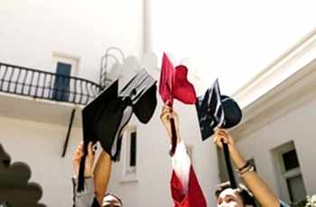 Yeni mezun psikolojisi oldukça karmaşık bir kavramdır. Bu psikolojide hem gelecek kaygısı hâkimdir hem de umutla doludur. 